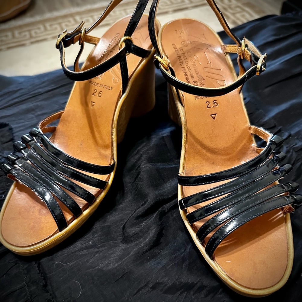 Very-vintage Famolare strapy sandals. Excellent condition. 7.5 N.